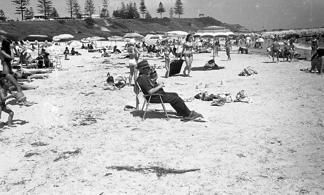 Cooling off at Town Beach, December 1972. Port Macquarie baked with a top temperature of 41 degrees on December 23. Picture courtesy of the Port Macquarie Museum 